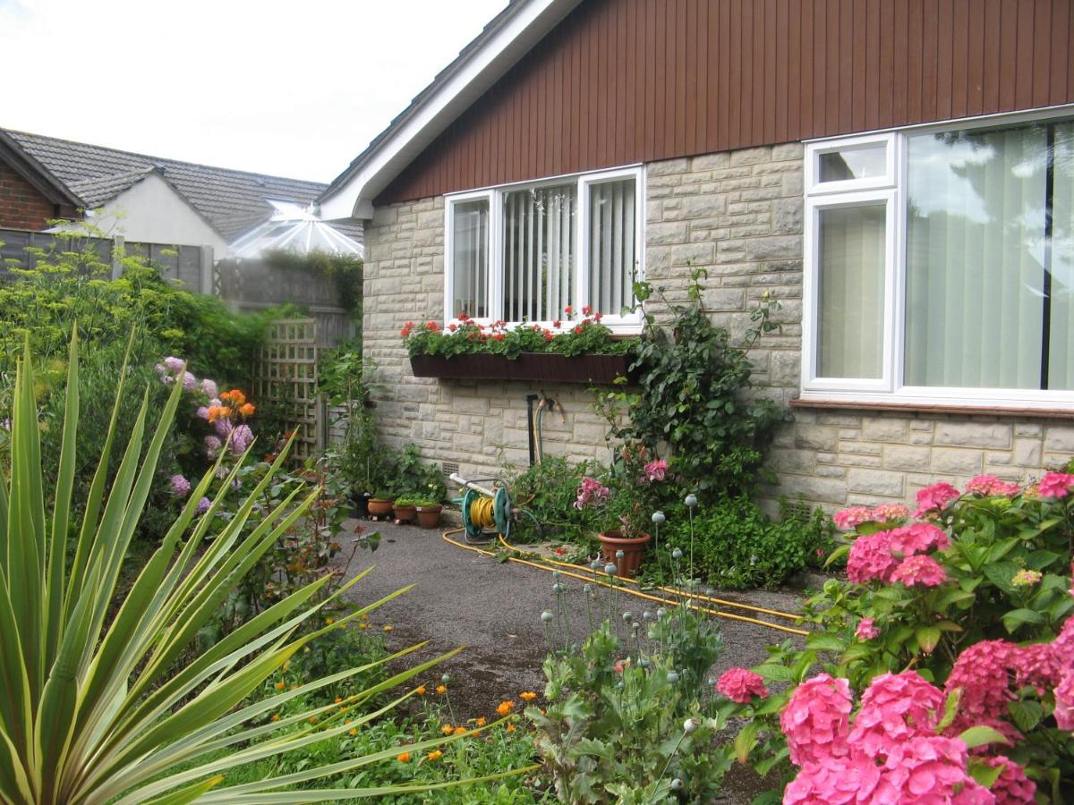 Pine Lodge Barton-on-Sea Exterior foto